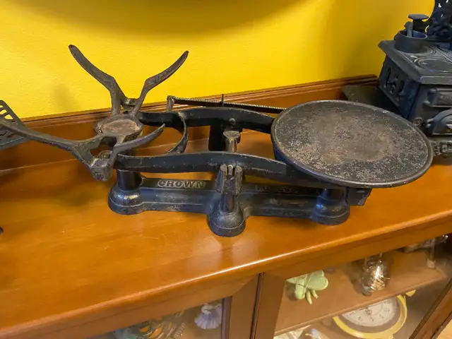 Antique crown cast iron scale in Arts & Collectibles in Oshawa / Durham Region - Image 2