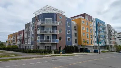 In the heart of Kanata near Centrum plaza , Top Floor Unit, One bedroom + den (920 Sq ft) at the Nor...