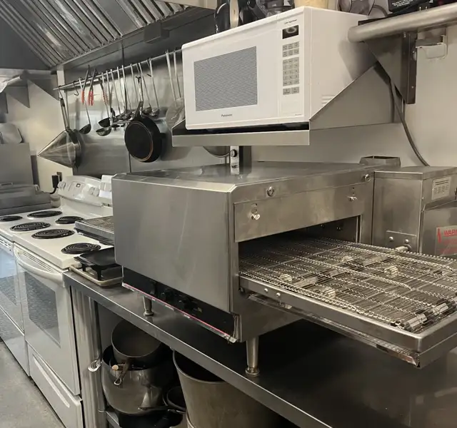 Four pizza convoyeur in Industrial Kitchen Supplies in Granby - Image 2