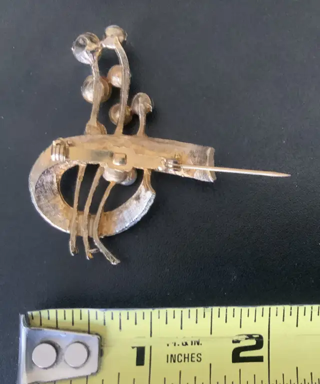 Vintage Ribbon Bow Gold Tone Brooch W/Faux Pearls in Jewellery & Watches in City of Montréal - Image 6