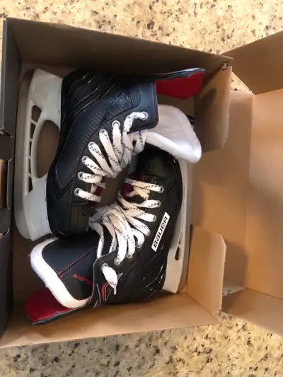 Bauer Vapor skates size 3 R, View more