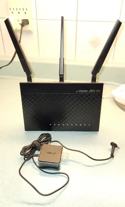 ASUS Dual-band Wireless-AC1900 Gigabit Router (RT-AC68P) Peut connecter un disque dure pour faire un...