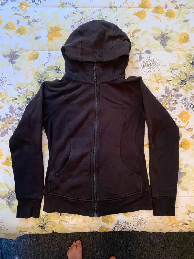 Lululemon  woman’s sweater size 6 in Women's - Tops & Outerwear in City of Halifax - Image 2
