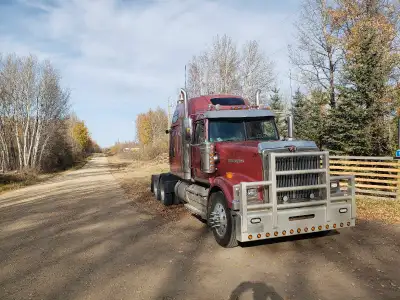 18 speed , quad locks , 86 sleeper , brand new block / motor at 600,000 done by cummins 900,000 km o...