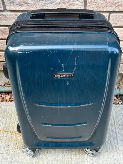 Hardshell check-in size suitcase, in good overall condition! Features: Protective hard shell with a...