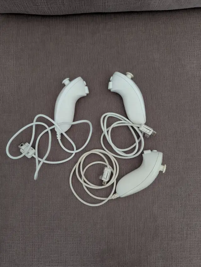 3x Nintendo Wii Nunchucks (White) - FOR PARTS ONLY / POUR PIÈCES in Nintendo Wii in Laval / North Shore - Image 2