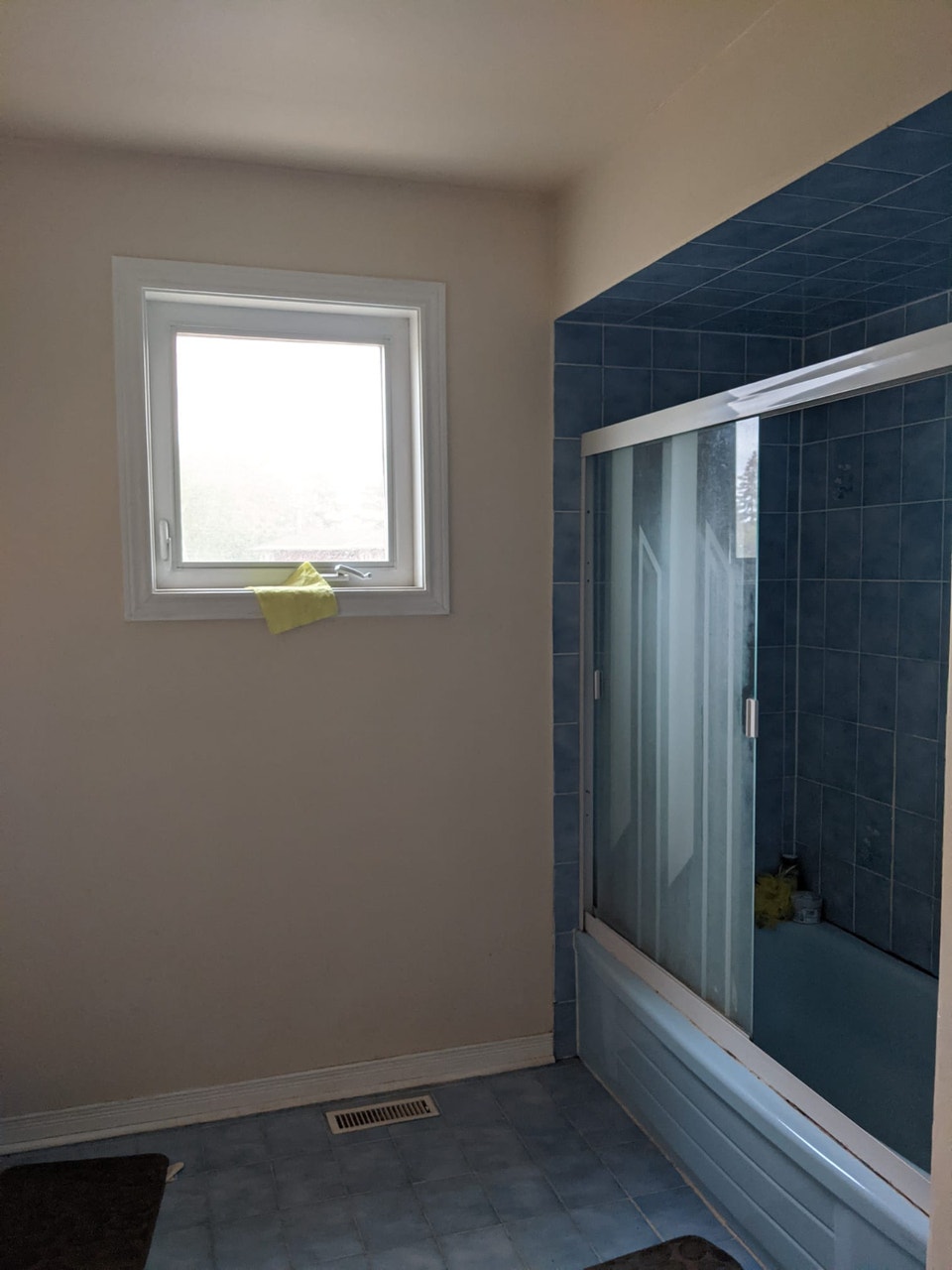 Room available Steeles/Hurontario-girl(s) only 4