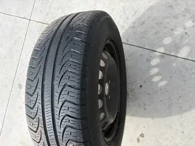 4 pneus Pirelli P4 2x9/32 et 2x8/32 d'où presque neufs. 195/65R15. Bolt pattern 5x114.3mm Les pneus...
