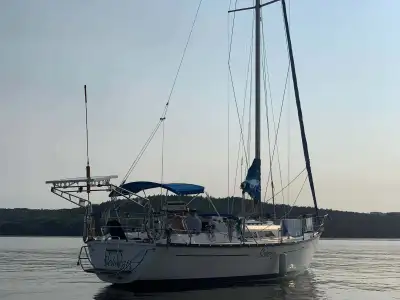Voilier Mirage 33 situé à la marina de Ville-Marie au Témiscamingue. Moteur diesel Yanmar 13hp avec...