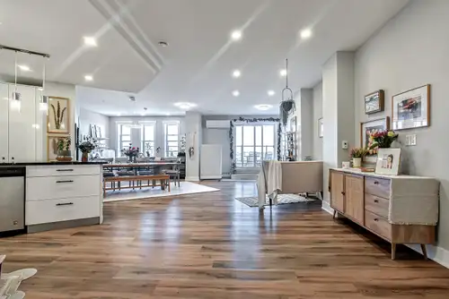 Luxury Penthouse in Bedford 3 and 2.5 bath. This Penthouse has a beautiful solar room with panoramic...