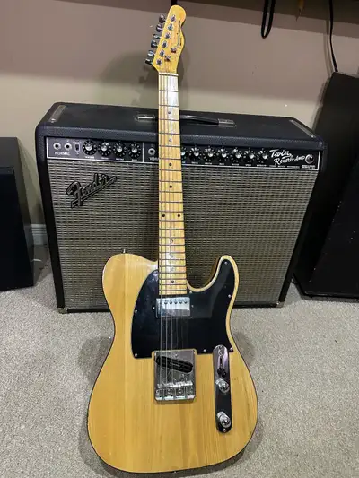 This pre-owned Fender Telecaster is in good playing condition and features a classic natural wood gr...