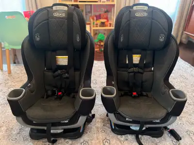 2 Graco Extend2Fit Convertible Car Seats (together/separate), View more