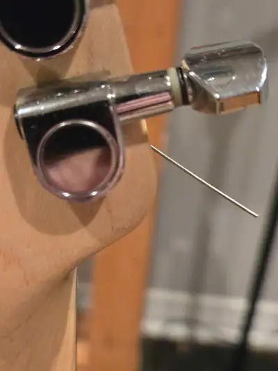 WANTED Squire Stratocaster Tuner Looking for a single Tuner Key 2 Pin press fit bushing (require no...