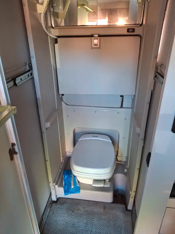 rialta winnebego motorhome in RVs & Motorhomes in Mississauga / Peel Region - Image 4