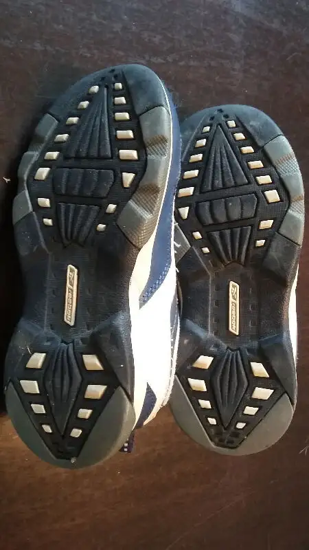 Reebok white and blue runners with laces in Size 8 in Other in Winnipeg - Image 3