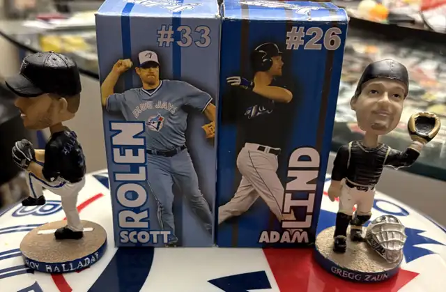 RARE blue jays Playoff pin or Vlad & Dad Bobbleheads in Arts & Collectibles in City of Toronto - Image 6