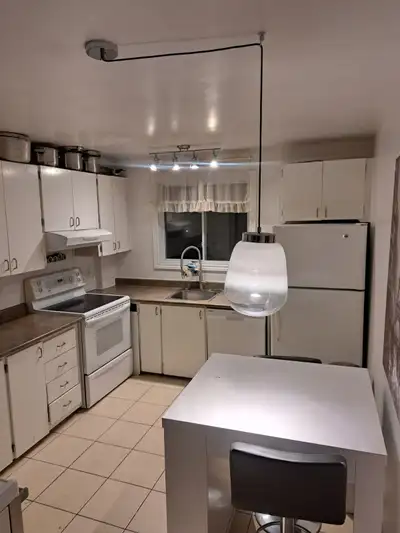 Condo rénové 5 1/2 TOUT ÉQUIPÉ stationnement intérieur
