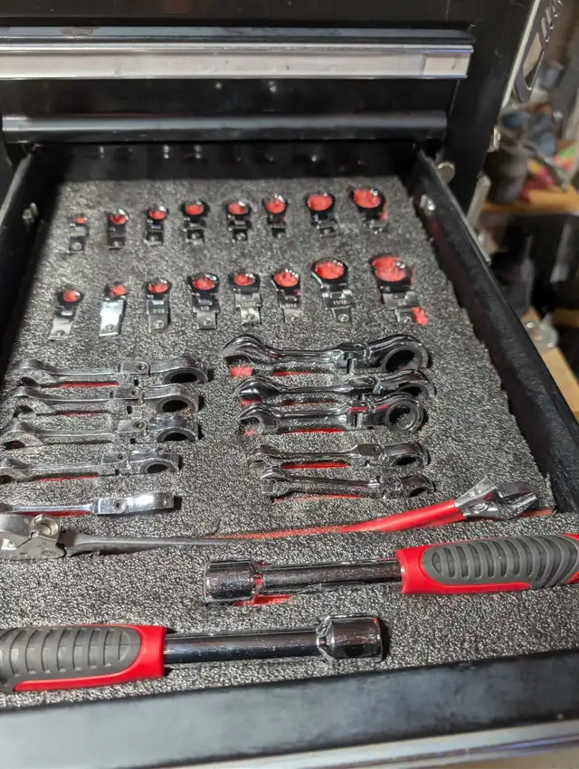 top and roll cab with tools423857307821680645