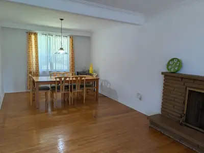Bright, spacious and comfortable main floor home at supper location Beautiful hardwood floor Big liv...
