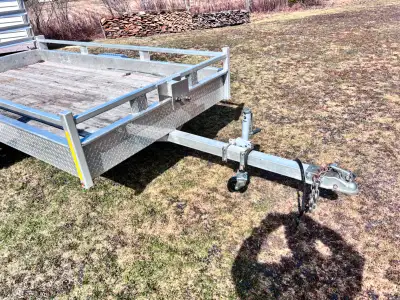 remorque 5'x10' en aluminium très propre demande 3400$ négociable (la plaque est bonne jusqu'à mars...