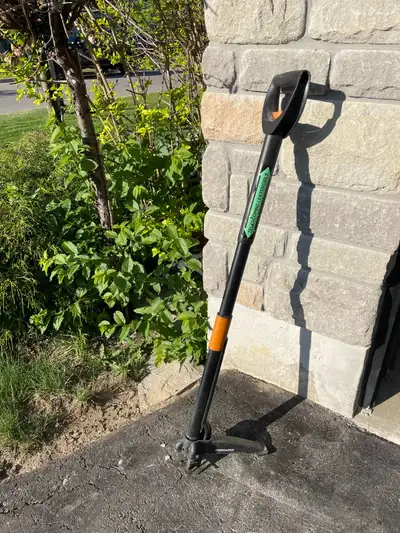 Fiskars 3-Claw Stand Up Weed Puller Tool, Gardening Weeder, Hand Weeding Tool with telescopic ergono...