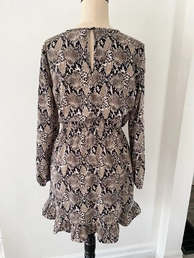 Long Sleeve Dress in Women's - Dresses & Skirts in Kitchener / Waterloo - Image 5