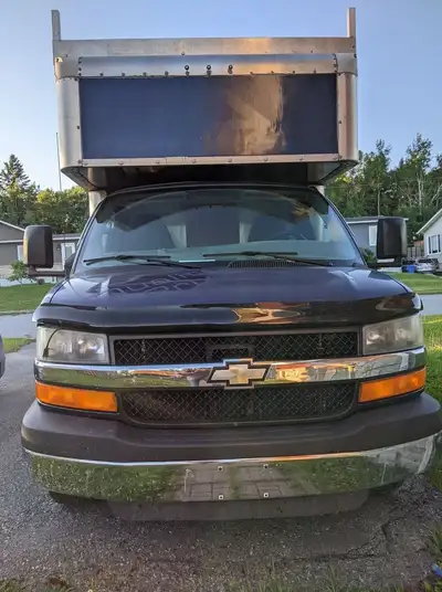 Bonjour, je vend ma van que j'ai convertie en camper car je manque de temps pour l'utiliser. Panneau...