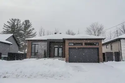 Bienvenue dans le secteur du Vigneron à Drummondville. Coup de coeur assuré !! Maison moderne 2021 s...