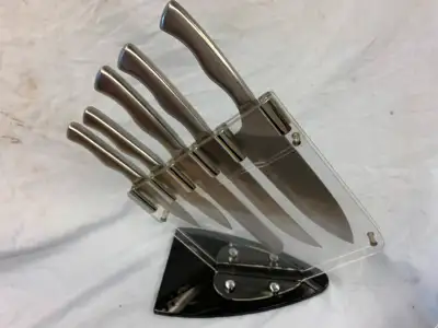 Ensemble de 5 couteaux Bella Cucina neuf avec son support