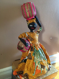 Poupée Africaine/Little African doll on a stand