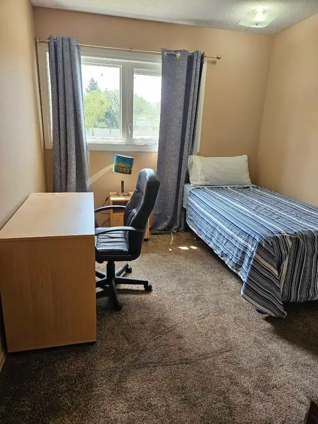 WALKING DISTANCE TO POLYTHECNIC  ROOMS FOR RENT MALES STUDENTS in Room Rentals & Roommates in Lethbridge - Image 4