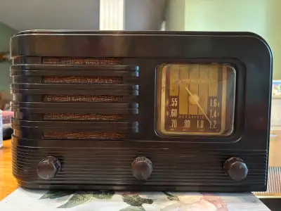 Model 561 from 1946/1947, made in Toronto. Bakelite case has no cracks and a great finish. Working g...