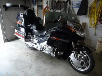 1997 HONDA Goldwing GL 1500 ,bleu très foncé presque noir Toujours gardé dans garage à l’abri du sol...