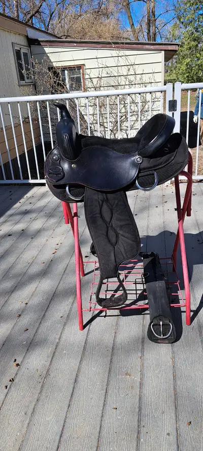 15 inch trail saddle 7.5 inch gullet This saddle is basically brand new Located in Cypress River nea...