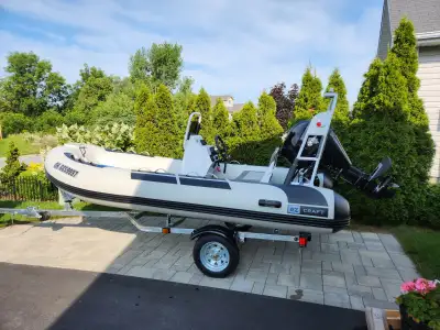 Welded Aluminum Hull with Heytex PVC Tubes. White Aluminum Powder Coated Hull, Console with side sea...