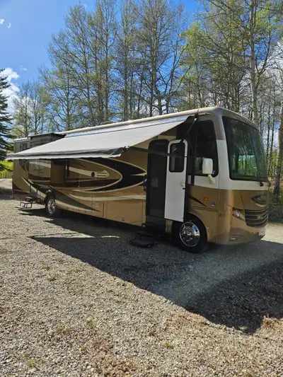 2013 NEWMAR CANYONSTAR 3920 Motorhone w. Toy Hauler $102,000 CAD O.B.O. Great Condition V10 Triton 2...