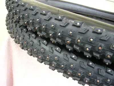 2 pneus d'hiver pour velo. 29X2.1 avec crampons d'acier., View more