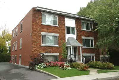 Longueuil grand 4 1/2, à 2 pas de Place longueuil et non loin du métro. Cuisine et salle de bain rén...