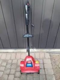 Electric snow shovel with plug connection