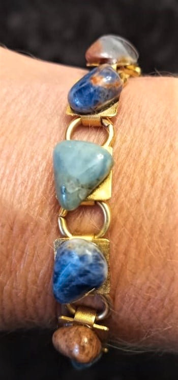 Polished Semi-Precious Stone & Golden Metal Link Clasp Bracelet! in Jewellery & Watches in London - Image 2