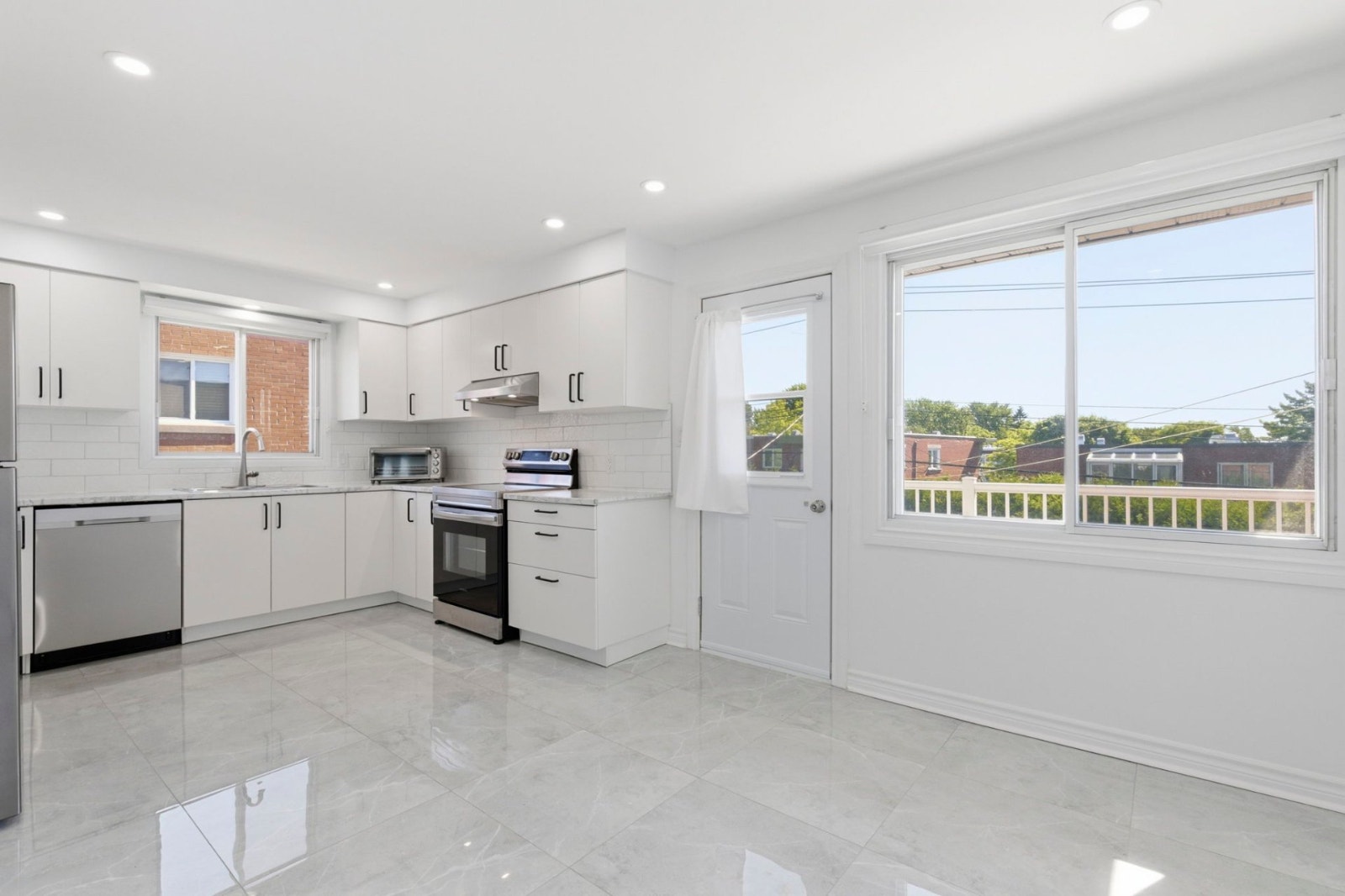 5 ½ – 3 CHAMBRES À LOUER | LAVAL-DES-RAPIDES | 1 950 $/MOIS — photo 2
