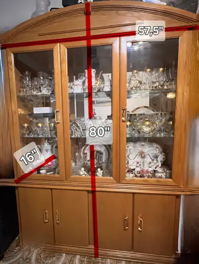 Salle a manger.. Table et une vitrine avec mirroir et lumiere, View more