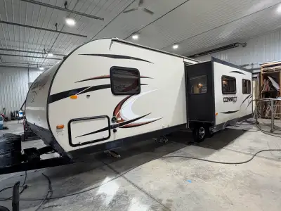 2016 KZ CONNECT SPREE 290RLS TRAVEL TRAILER. Hardwall, slide out, new power awning, power jack, fron...