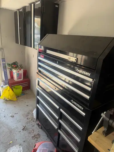 Coffre à outils très propre avec quelques outils; ainsi que 2 armoires murales ;un établi incluant é...