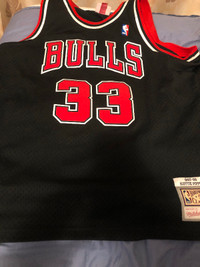 Scottie Pippen 1997-98 All Black Bulls Jersey + NC Tar Heels MJ