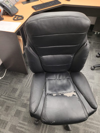 Office chair (black faux leather) / Chaise de bureau (imitation