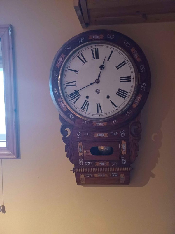 Anglo-American Antique 1880 wall clock. in Arts & Collectibles in Napanee - Image 2