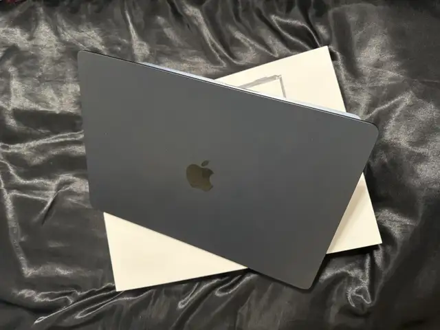 MacBook Air 15-inch M4 Like New Base Model in Laptops in Ottawa - Image 2