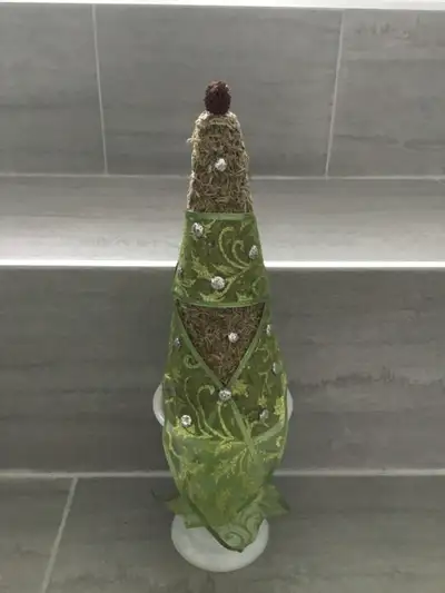 Vase blanc en verre opaque sur piédestal avec joli sapin, View more