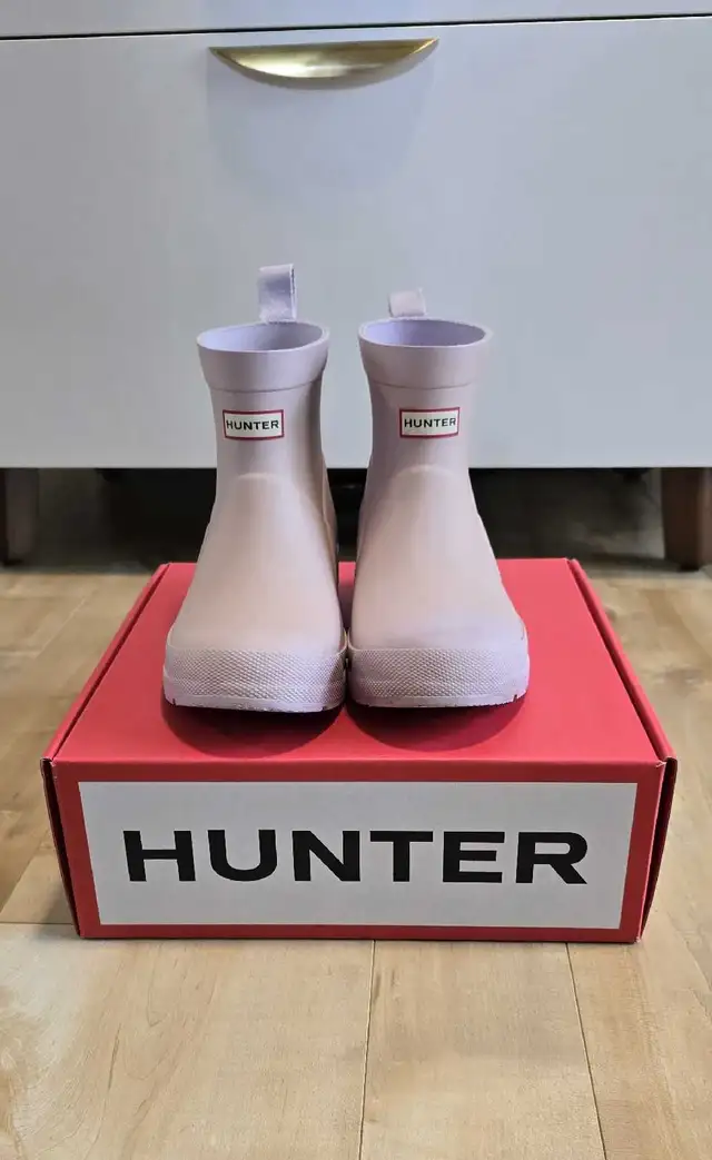 Hunter Big Kids Play Boot (girls size: 4) in Kids & Youth in Oshawa / Durham Region - Image 2